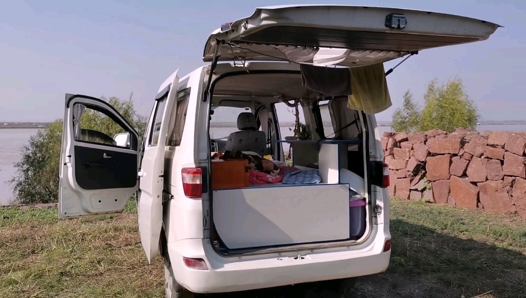 面包车改床车吃住都在车上黄河边晒被子老白小白穷游黄河岸边