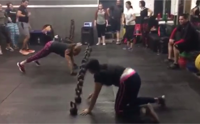 [图]Crossfit团课训练前的热身：壶铃排排坐！