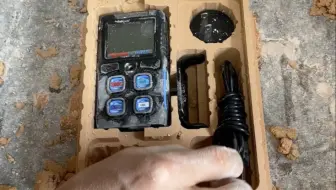 特种设备吸塑内托开模打样过程，狭小的盒子里装着仪器和各种配件