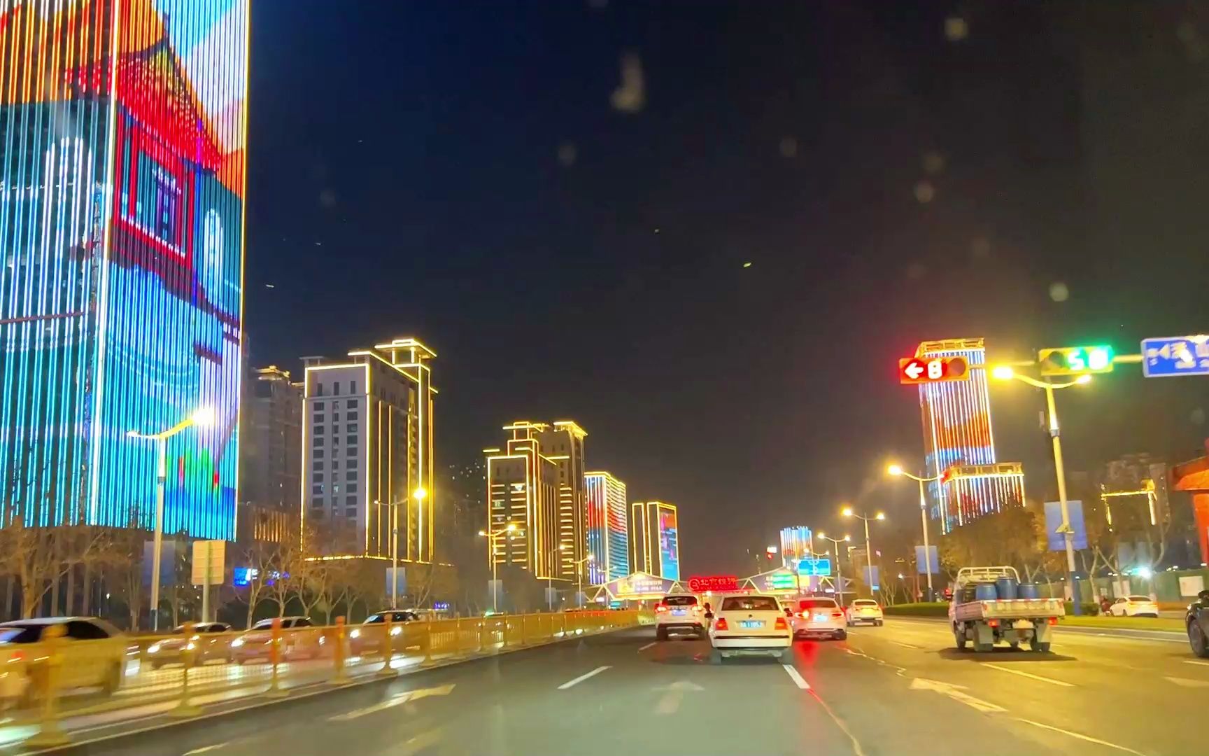 夜晚,济南经十路流光溢彩,太美啦