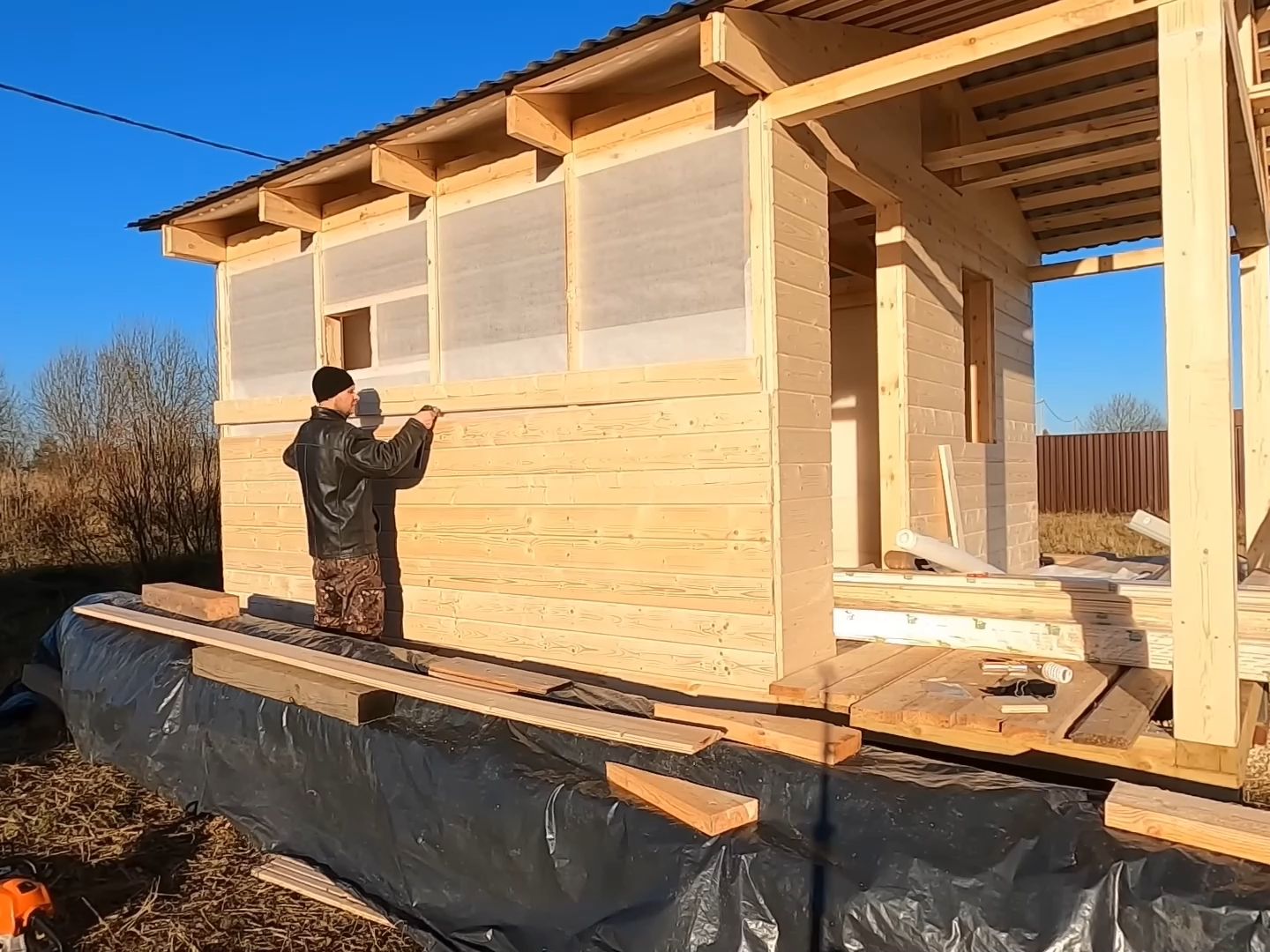 自己动手建造一栋木屋,把室内装修出来,空间不大还有点小奢华哔哩哔哩bilibili