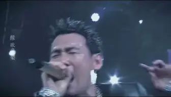爱会像头饿狼，嘴巴似极甜，假使走近玩玩她凶相便呈现……