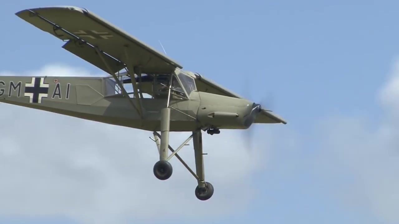 德国fieseler fi 156 "鹳"轻型联络机飞行表演 内有其招牌的短场起降