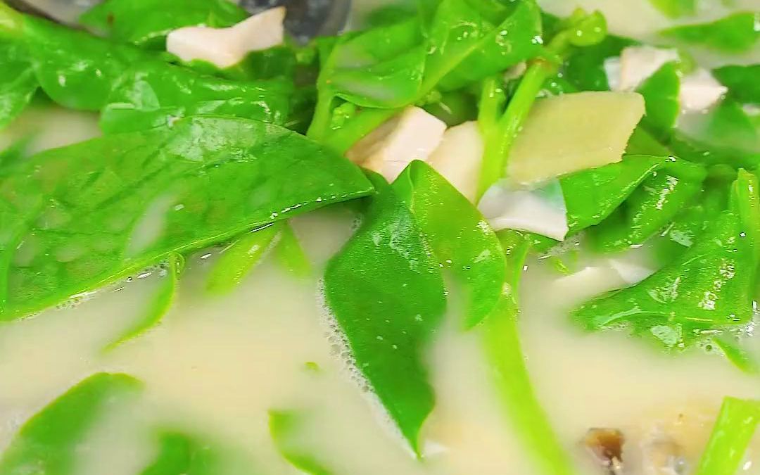 木耳藕炖鸡功效(木耳藕炖鸡:滋补养颜,补肾益气,养心安神)