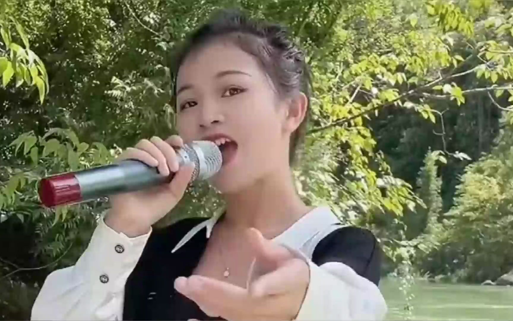 [图]一一首佤族歌曲《月亮里的阿妹》人美歌甜