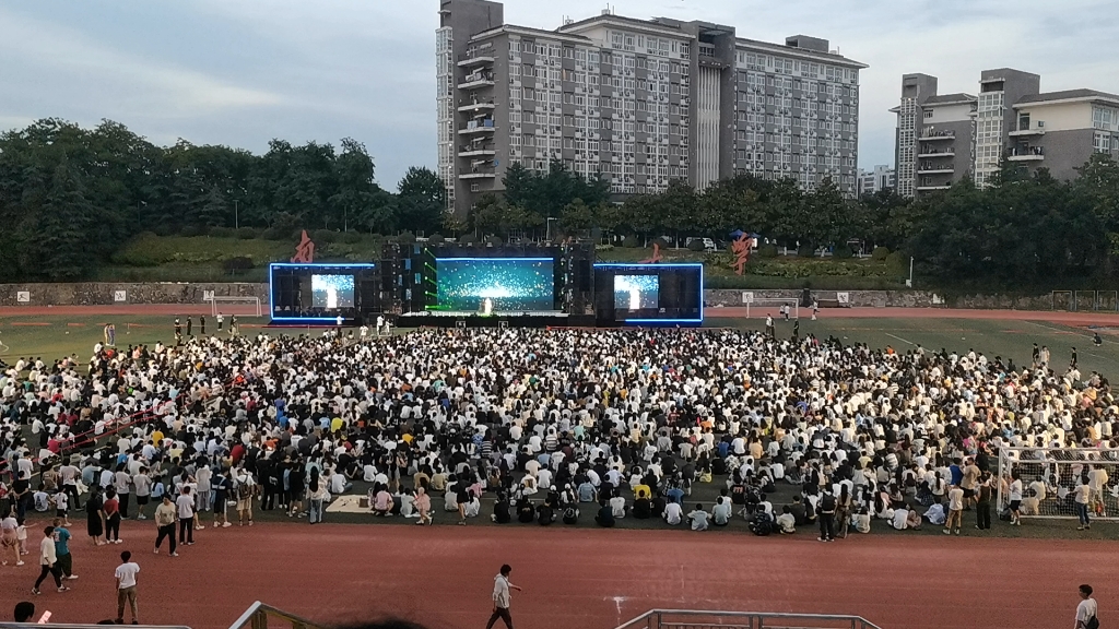 超丝滑《靠近》我猜你也想靠近吧～南京工业大学草地音乐节!