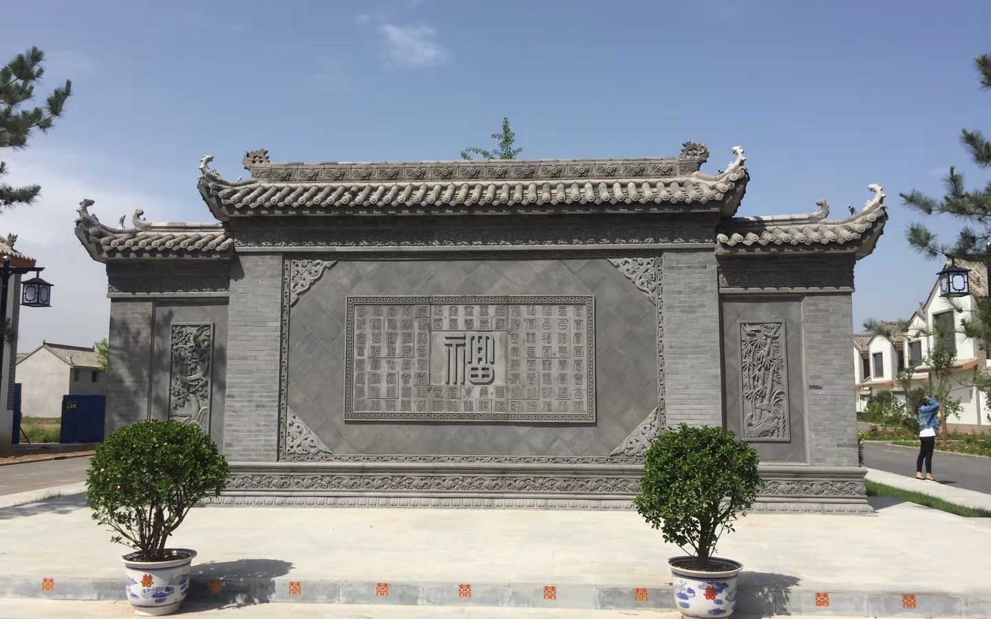 瓷砖上墙已经没有新意了,试试仿古砖雕百福图背景墙,壮观寓意好