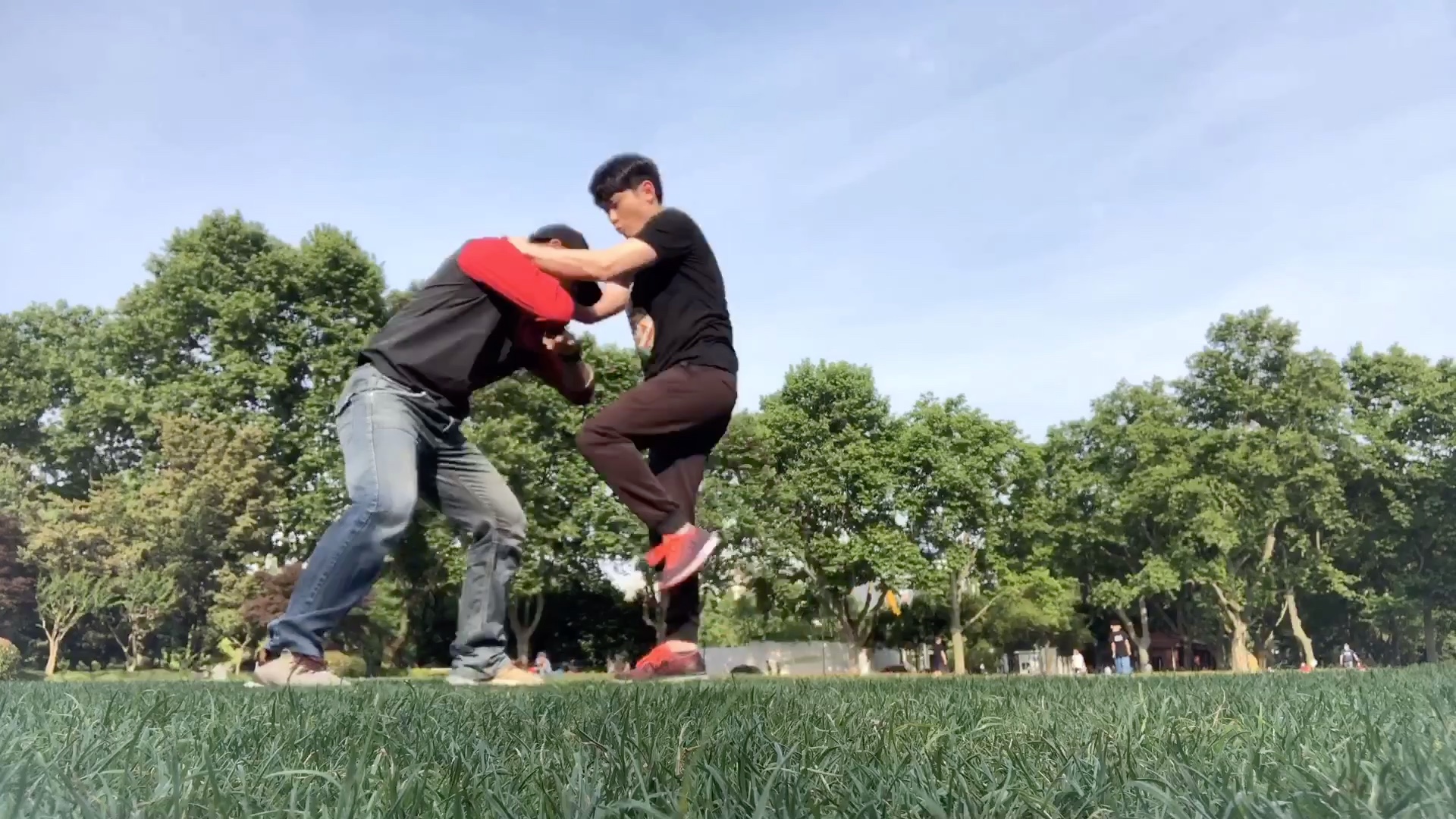 如何应对敌方膝击