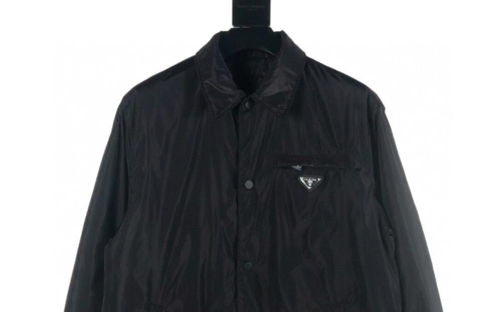 分享一下高仿prada普拉达翻领口袋衬衫式棉服外套