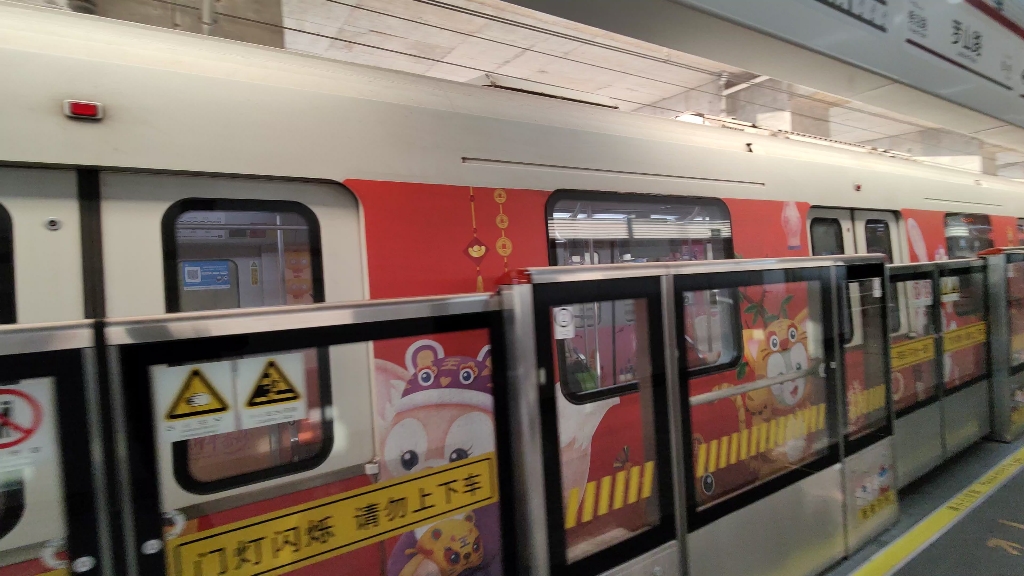 迪士尼主题专列二连击!上海地铁11号线奶咖1108&奶咖1155