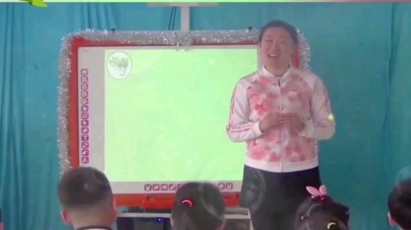 幼儿园公开课丨大班科学丨《消失的恐龙》 恐龙迷们,集合啦!今天我们要认识霸王龙、梁龙这些史前巨兽! 看看它们的样子,猜猜它们喜欢吃什么?怎么...