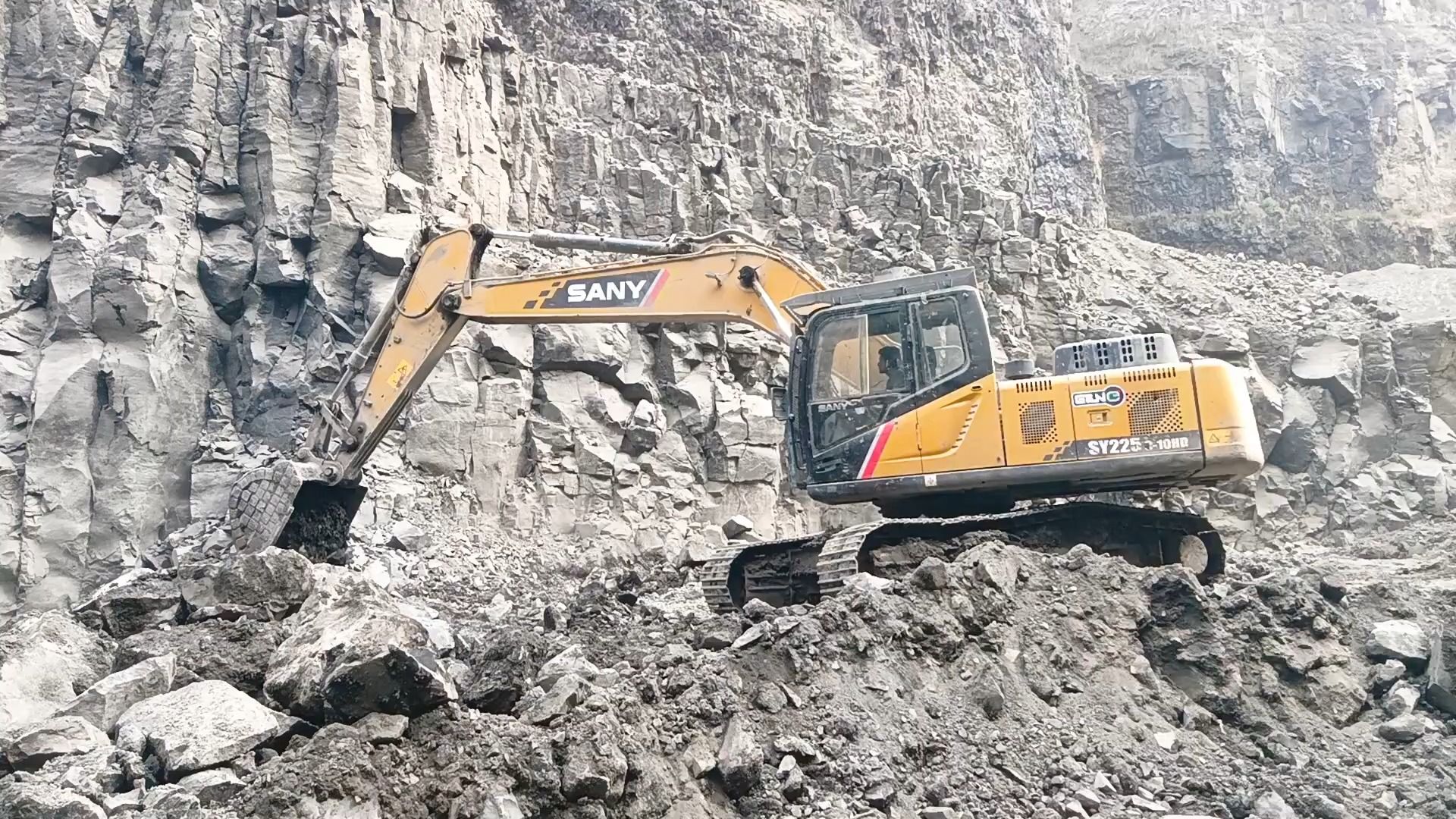 三一sy 225挖掘机在巴基斯坦矿山装车作业