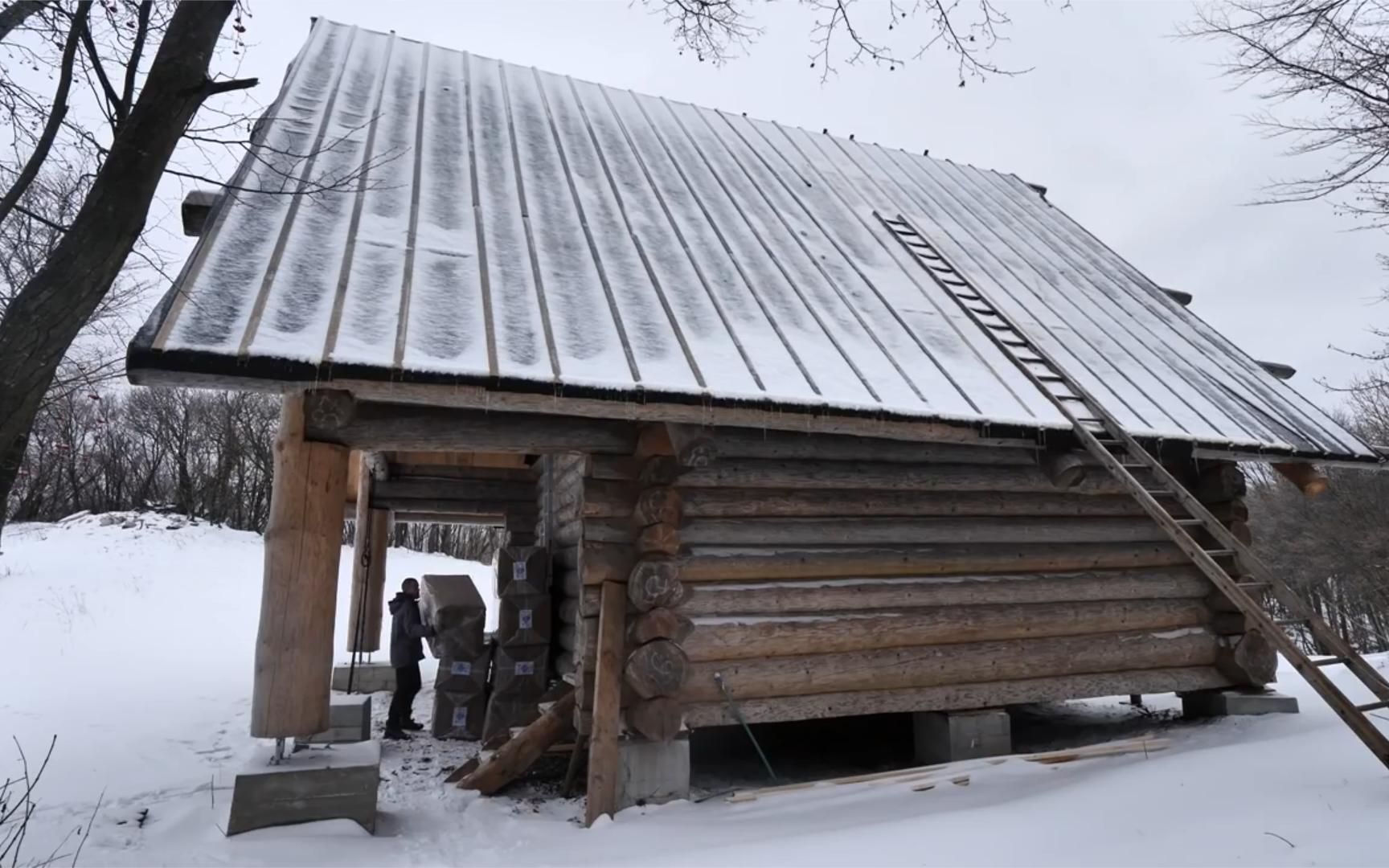 在丛林中盖出一栋木屋,耸立在雪中太温馨了