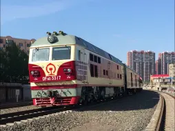 Télécharger la video: 哈局三段DF4D3317牵引0K7033次列车（黑河——滨江）通过滨江线回车辆段