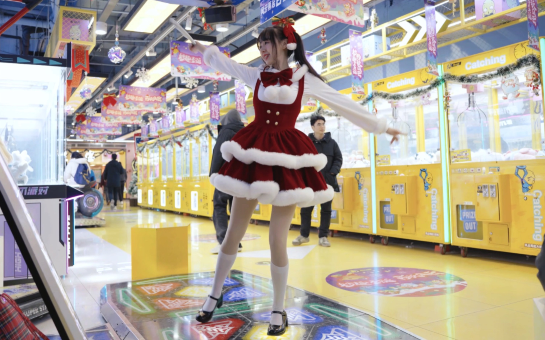 红色蛋糕裙搭配小腿袜,超可爱双马尾小姐姐跳寄明月,除夕快乐,新年