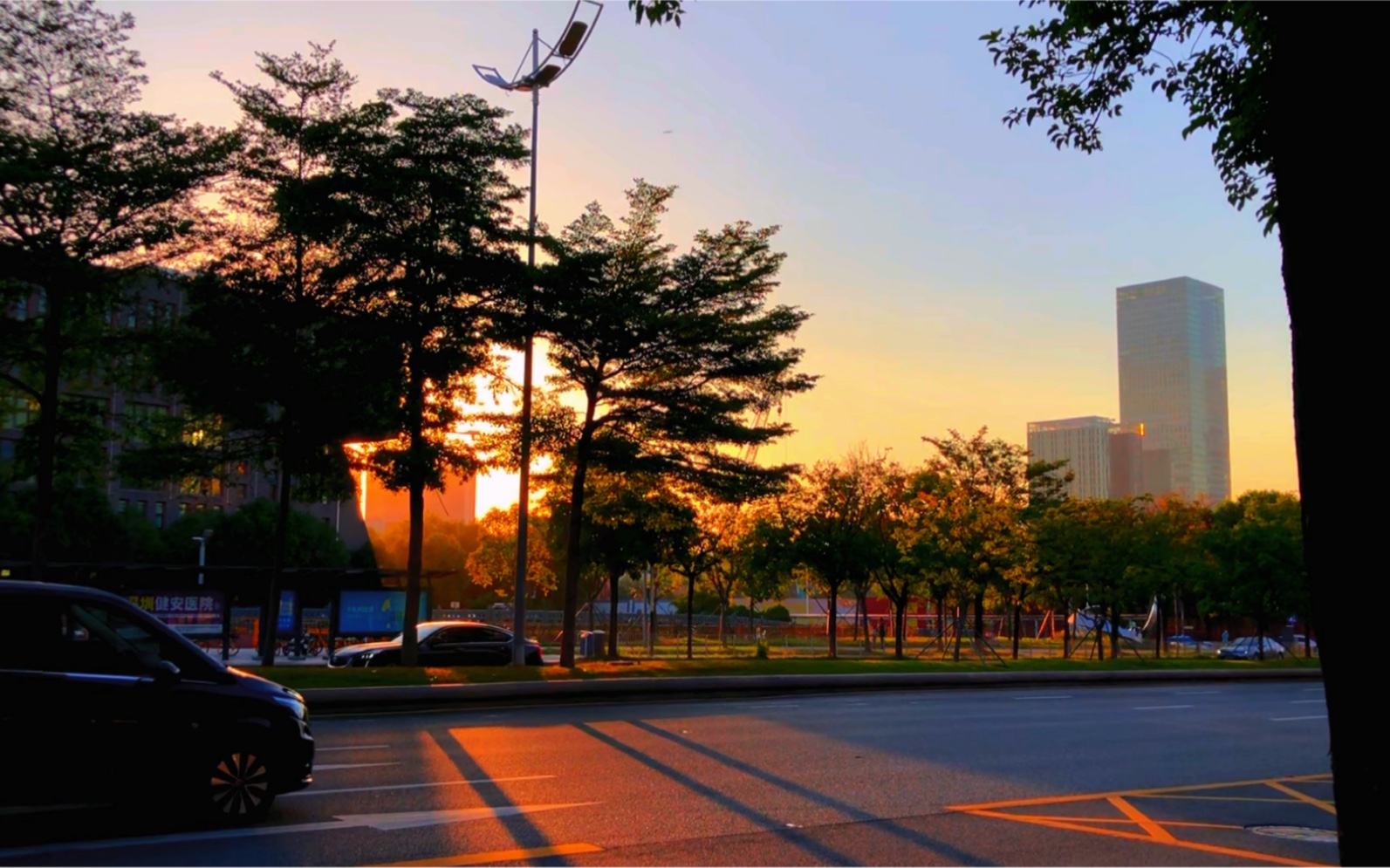 [图]第2141期 | 唯美温馨阳光灿烂 城市街道马路车流 日落夕阳日出光辉 视频素材 #视频素材 #治愈系风景 #落日余晖晚霞醉人