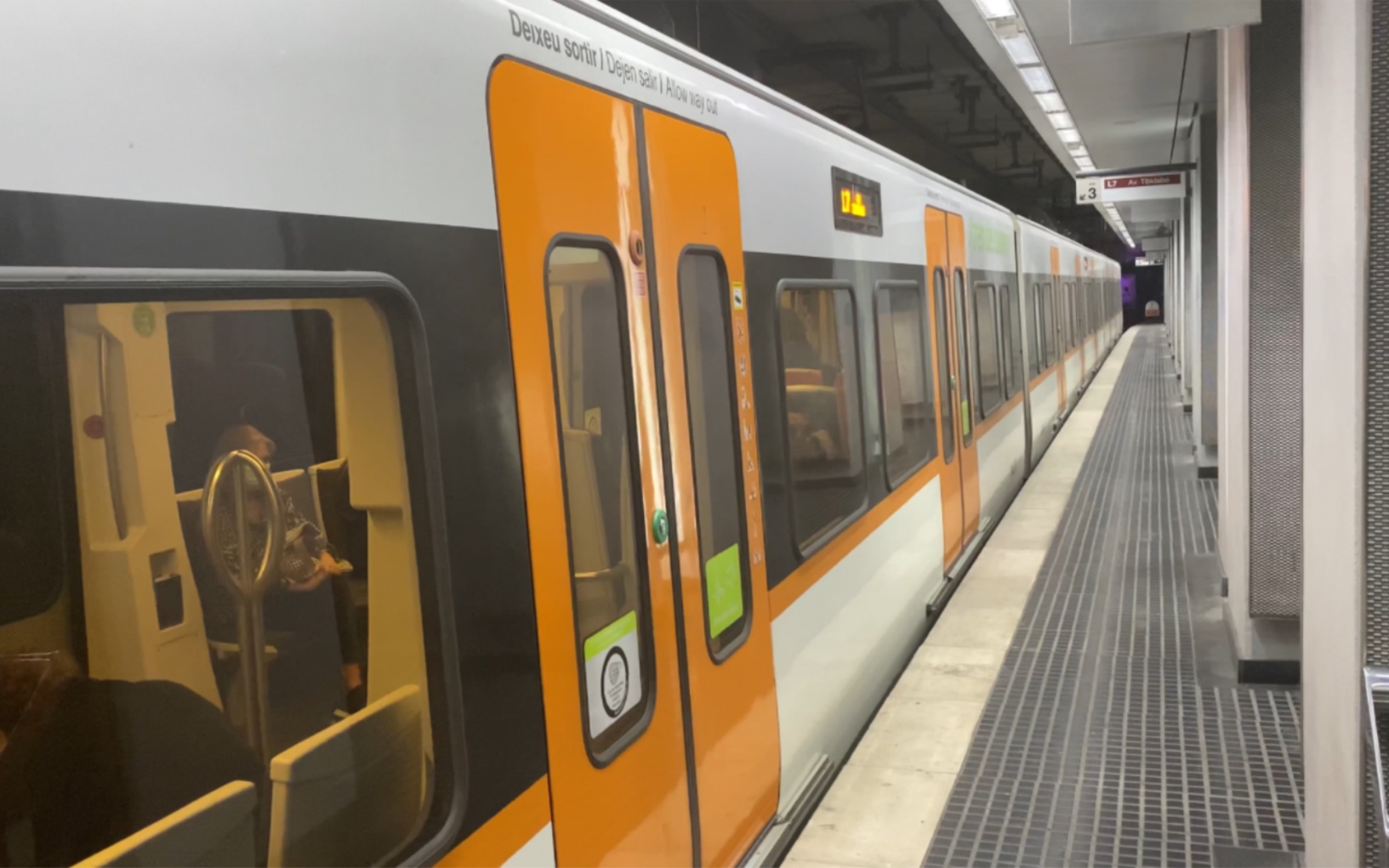 西班牙巴塞罗那加泰罗尼亚市域地铁l7线列车出gràcia恩典区车站