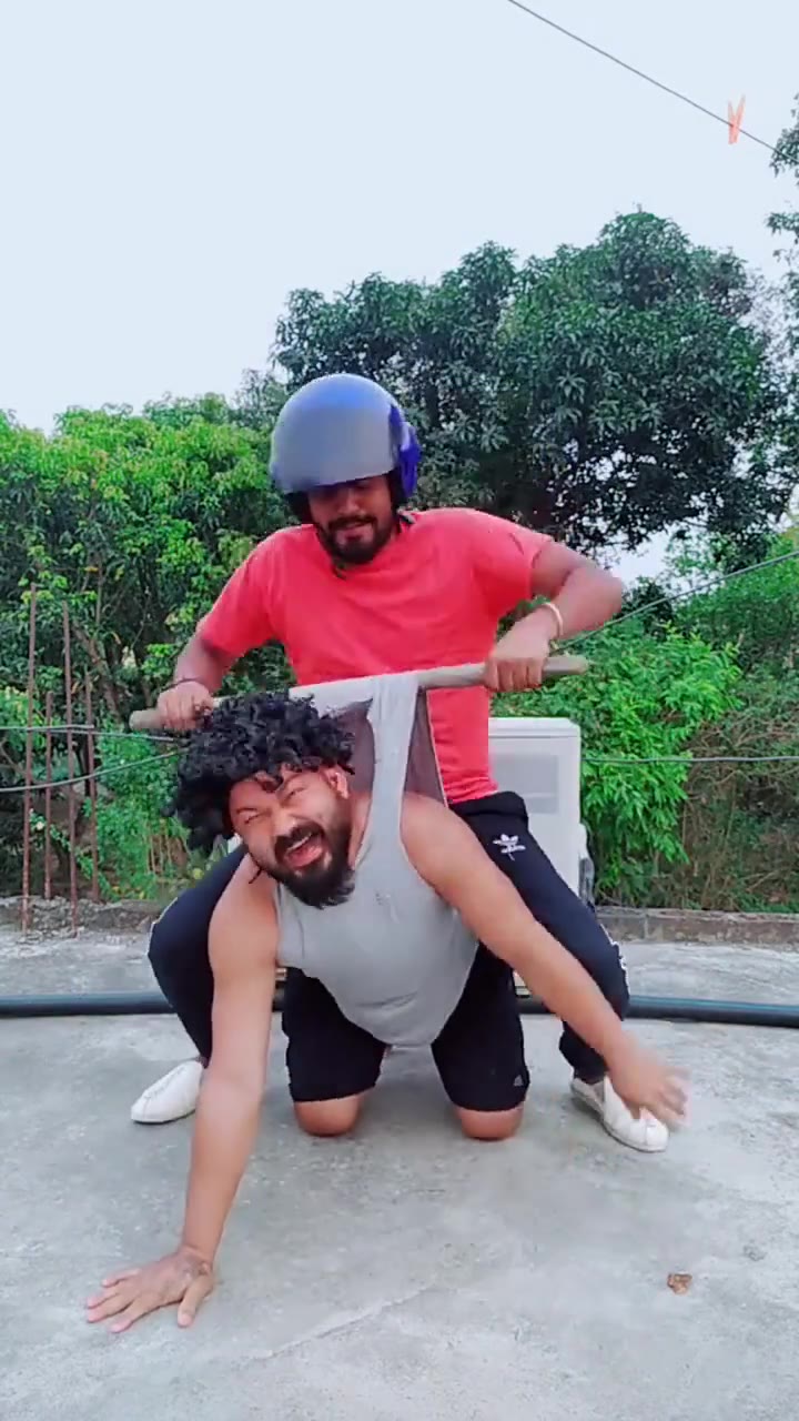 笑疯了!外国人在街边的沙雕行为!