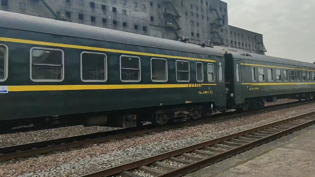 客车t152次双机狮子 0265 0327景德镇南站正线通过