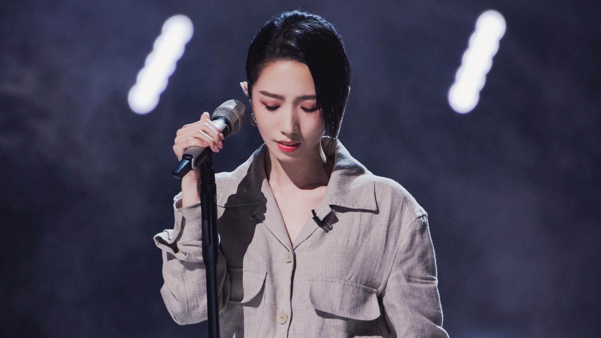 孟美岐光脚唱《归途有风》,坦言经历感情风波后,由自信变自卑