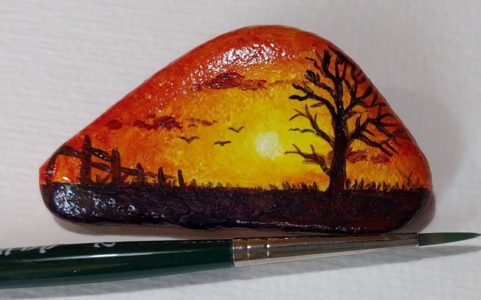 石绘画将夕阳下的田野定格在一块小石头上