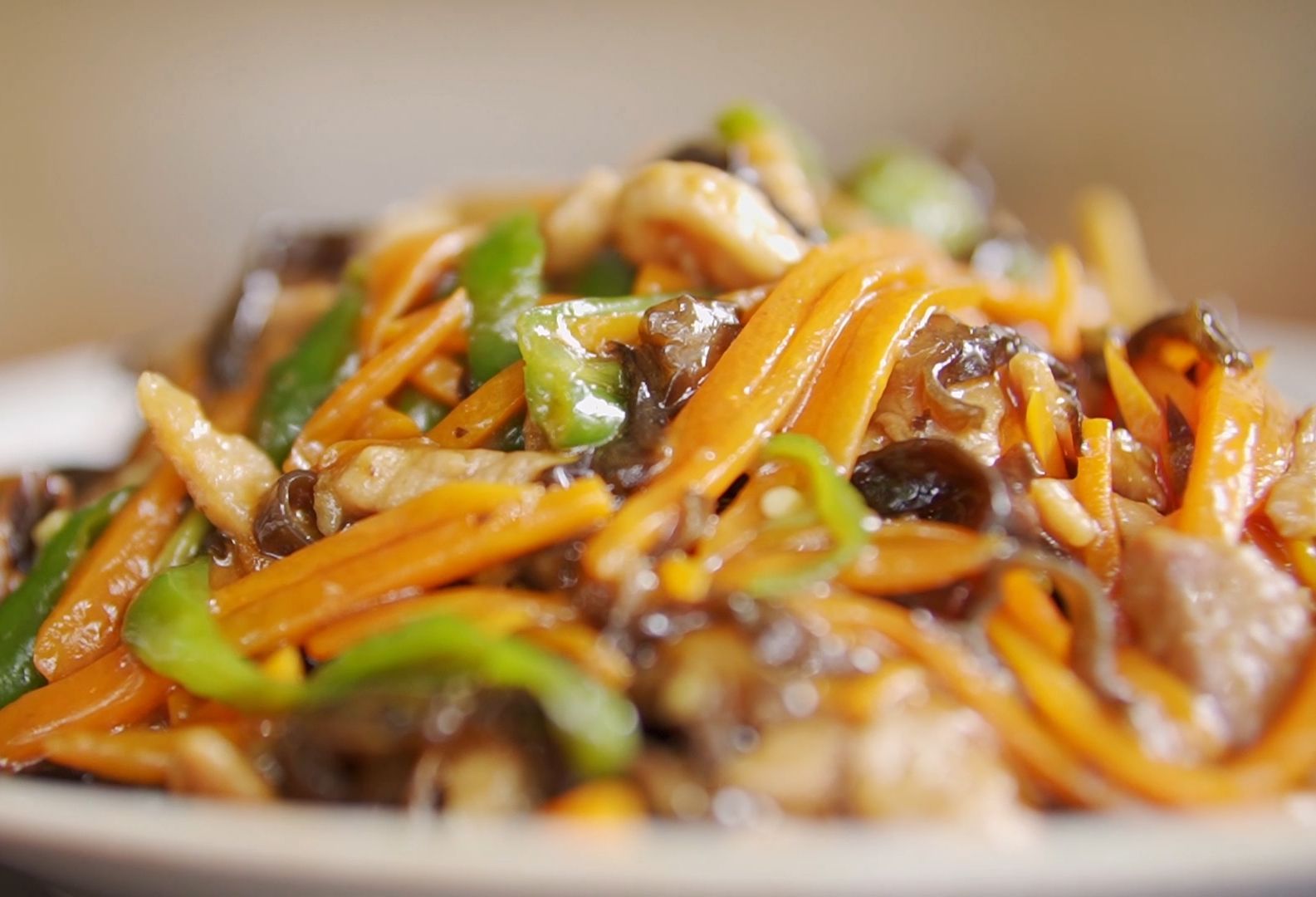 鱼香肉丝的简单做法,鲜香滑嫩,酸甜可口,超下饭!