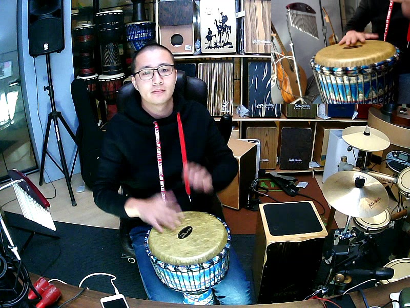 凯文先生《年少有为》非洲鼓箱鼓卡宏鼓丽江手鼓演奏_哔哩哔哩 (゜-゜