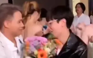 Скачать видео: 滚宝真的慌了 大爷快求婚吧😭