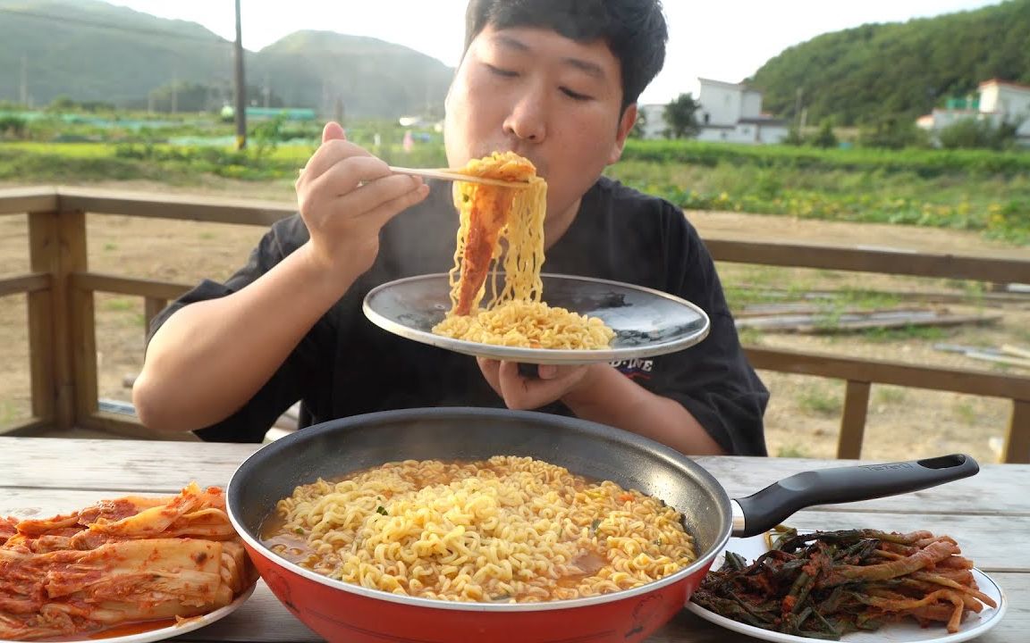 不爱看镜头的一家人辛拉面五袋shinramyunhotinstantnoodles