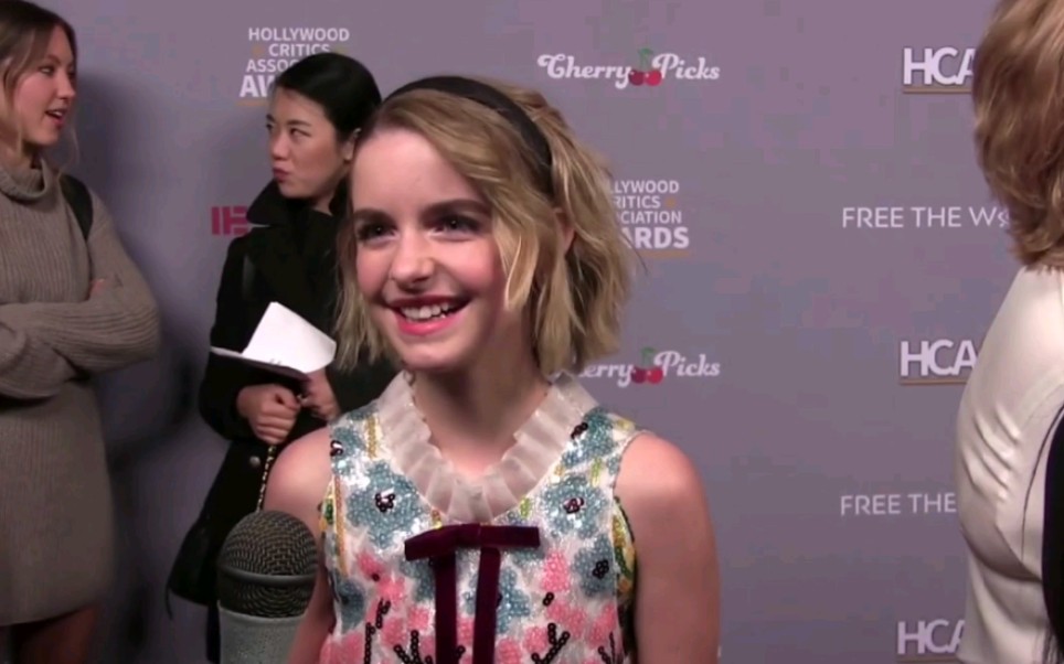 mckennagrace麦麦在好莱坞影评人协会颁奖典礼上接受采访