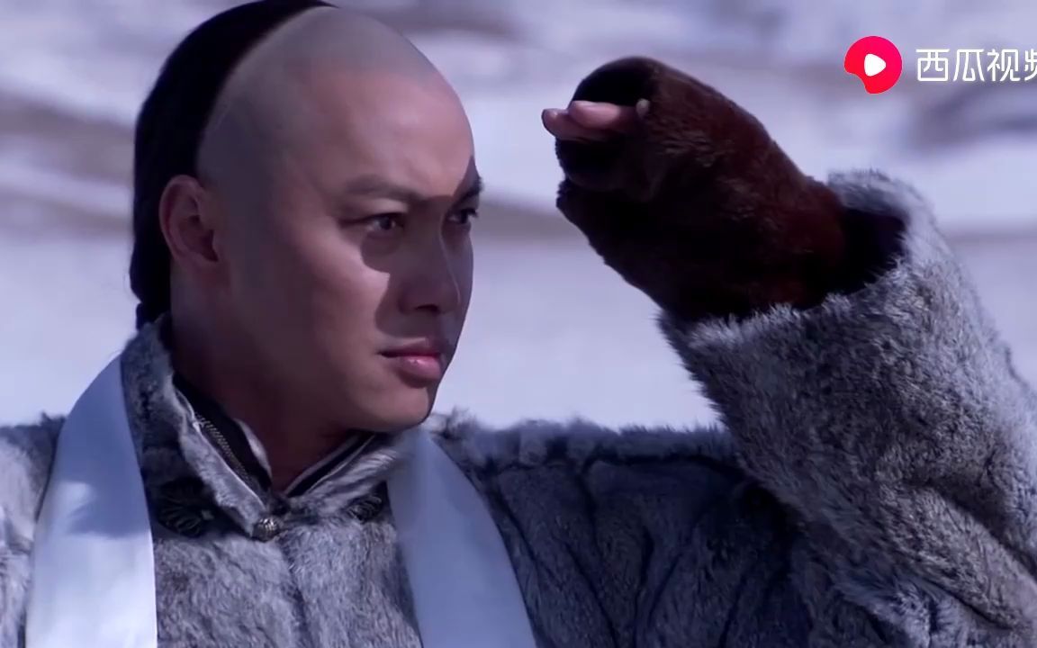影视评论-雪山飞狐:胡一刀大战苗人凤,拔刀的剑气,直接把蜡烛吹灭!