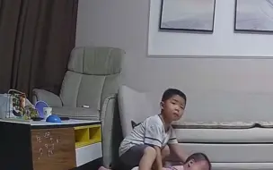 Video herunterladen: 妹妹从沙发摔下哥哥一把拉住 妈妈：儿子长大了，可以保护妹妹了