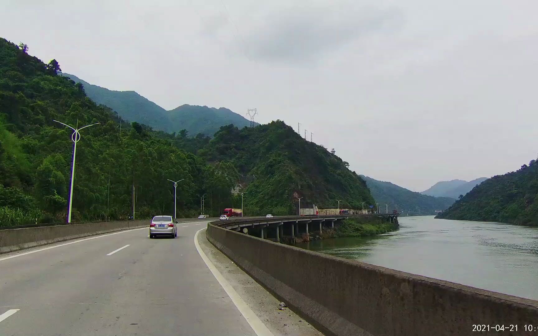 [图]摩旅北江，青山绿水好风光，大货车太多不建议走这条路