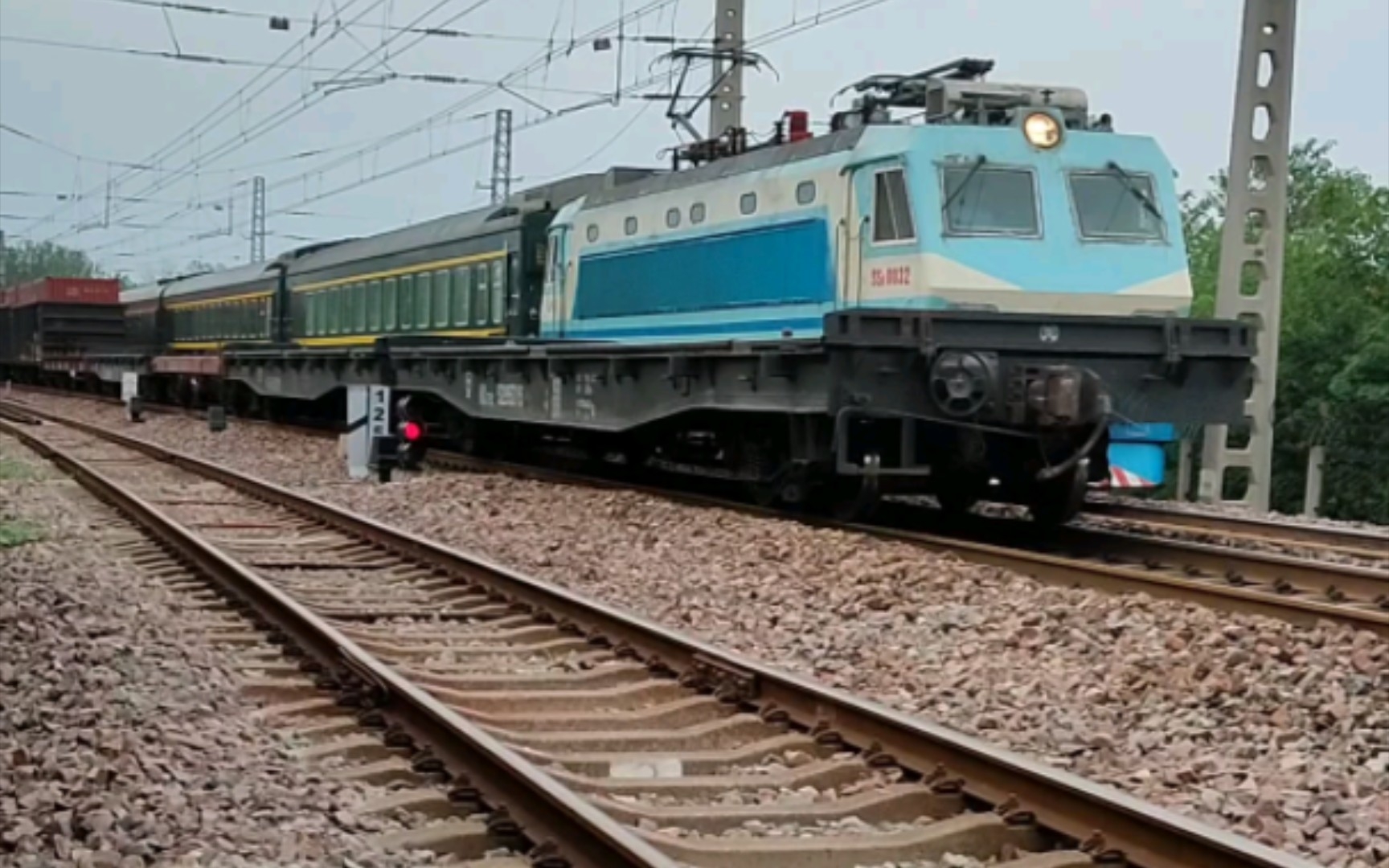 焦柳线上的矮柱通过信号机(前方有进站信号机)