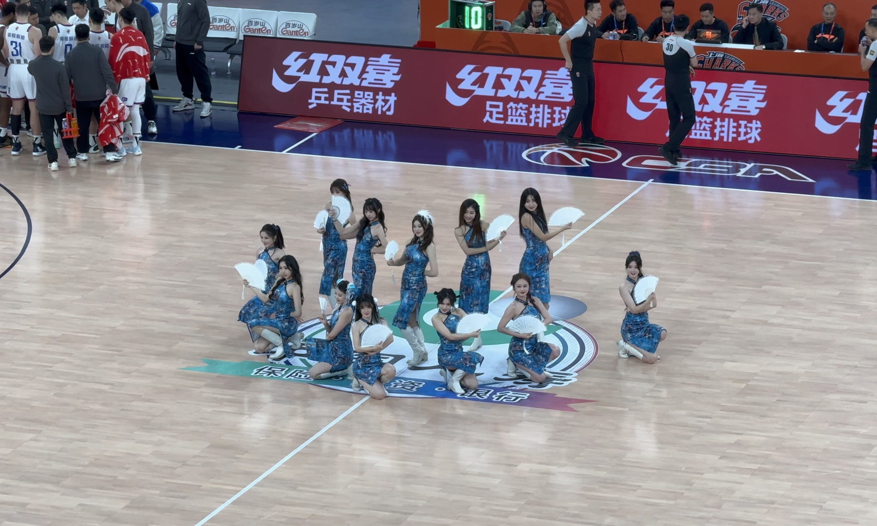 上海久事vs天津先行者,主场啦啦队idance的表演.