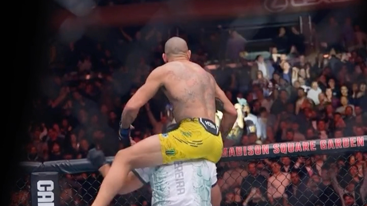 佩雷拉击败怪鸟,成为新一任ufc轻重冠军!