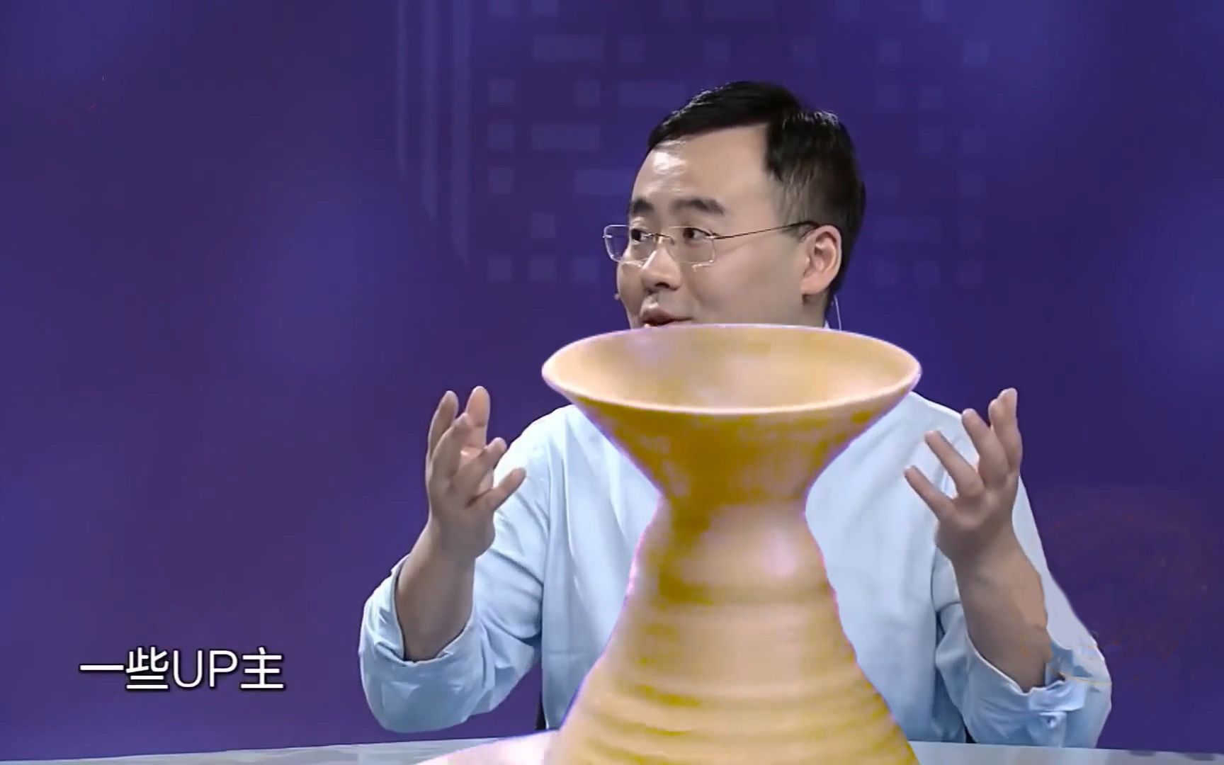 转动陶轮的陈睿叔叔