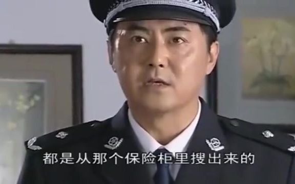 [图]警察去抄家，发现床底有问题，不料打开一看竟全藏着军火！