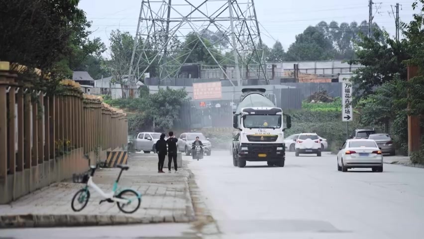 [图]【改变生活！#数字中国奋斗者#】他是高科技养殖场的新“猪倌儿”，他是来自大山深处的环保工作者，他是深耕制造技术的新“工匠”…数字化浪潮滚滚而...