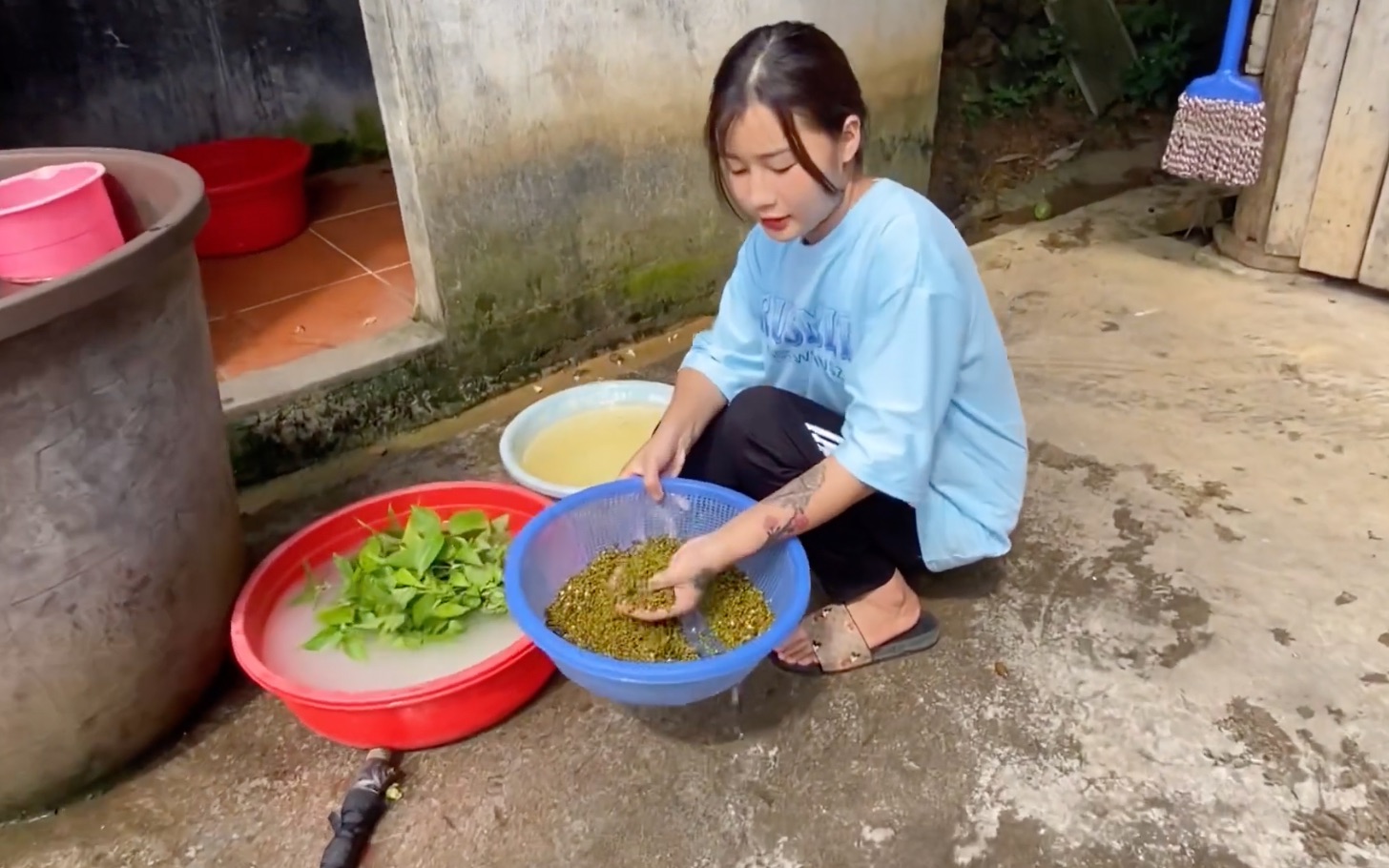 越南姑娘小粉放假休息了,回家做蛋糕给大家吃,越南蛋糕