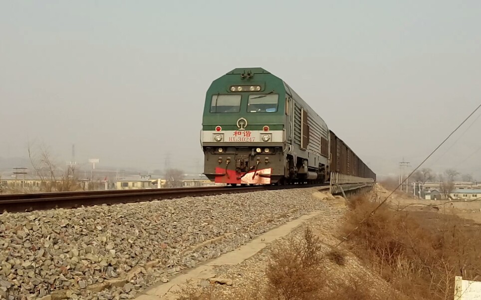 通过魏塔线桥―86的货运列车,沈局锦段hxn3 0247牵引.