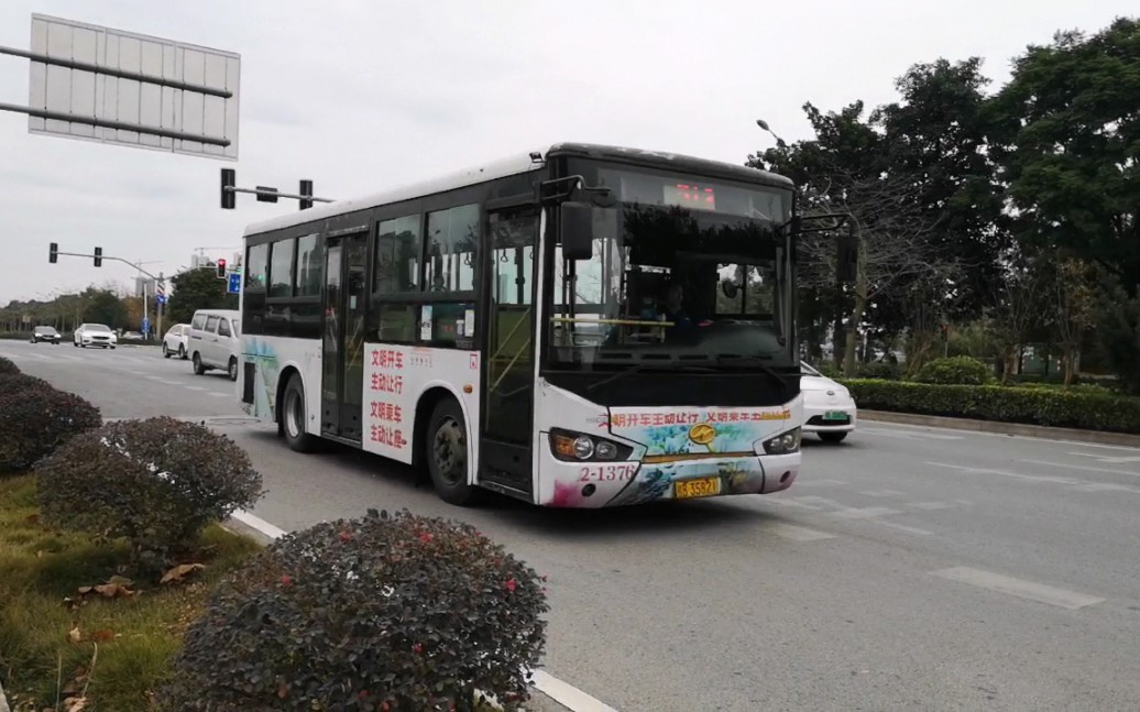 柳州公交512路行驶在官塘大道上