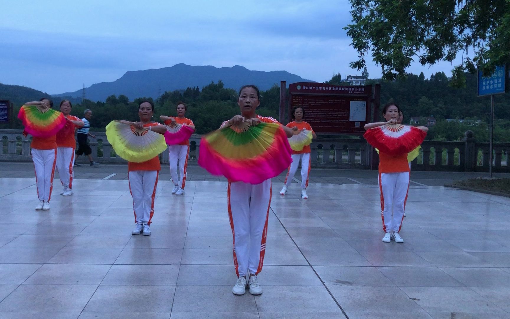 [图]宝轮镇花园社区代表队-《山路不只十八弯》