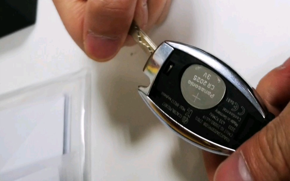 奔驰车钥匙更换电池的小技巧