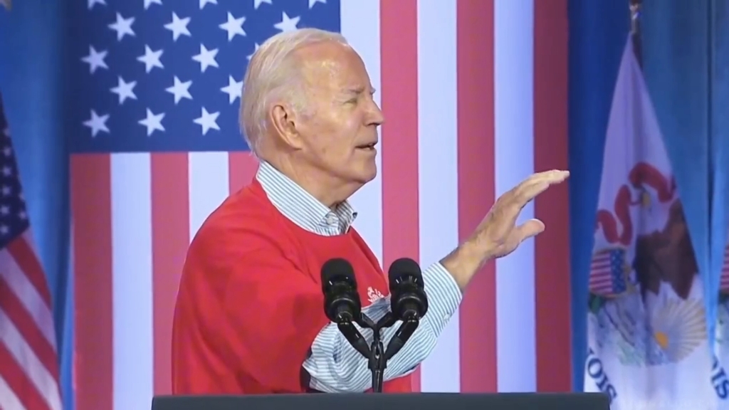 拜登公开演讲被民众喊"白痴″,被迫停止,尴尬微笑:),这样总统还能连选