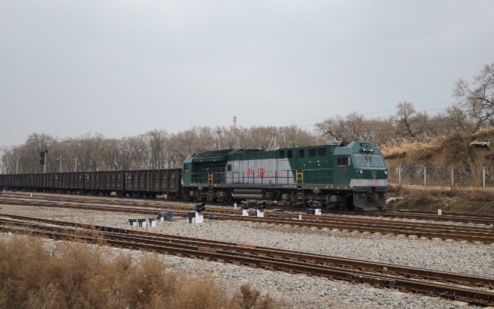 四梅线沈局白段hxn52003牵引h87712敞车大列通过辽源站货场 去白泉站