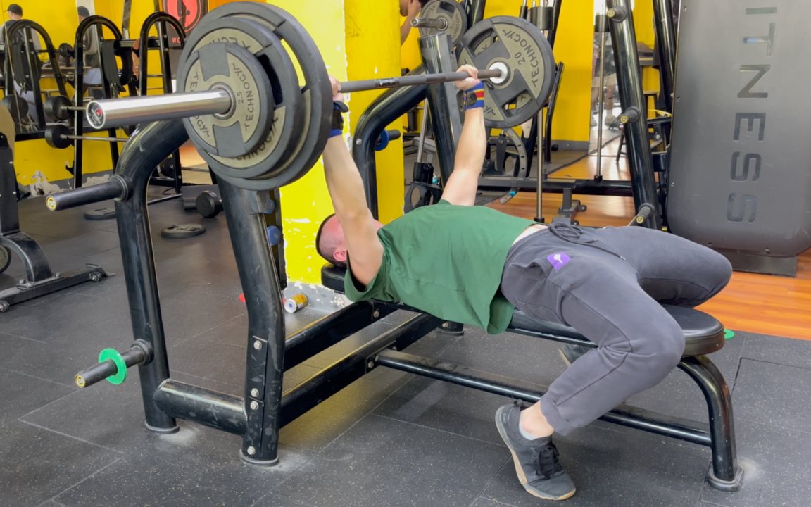 半年时间,卧推做组重量70kg—85kg