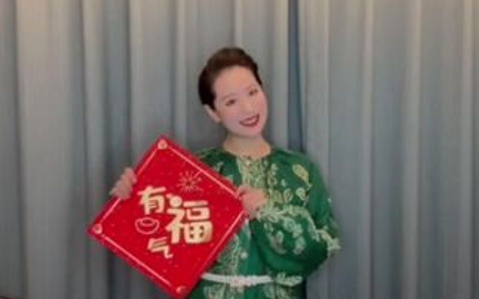 [图]新年到，福气来。女高音歌唱家万莉给大家拜年啦，祝您虎年行大运。