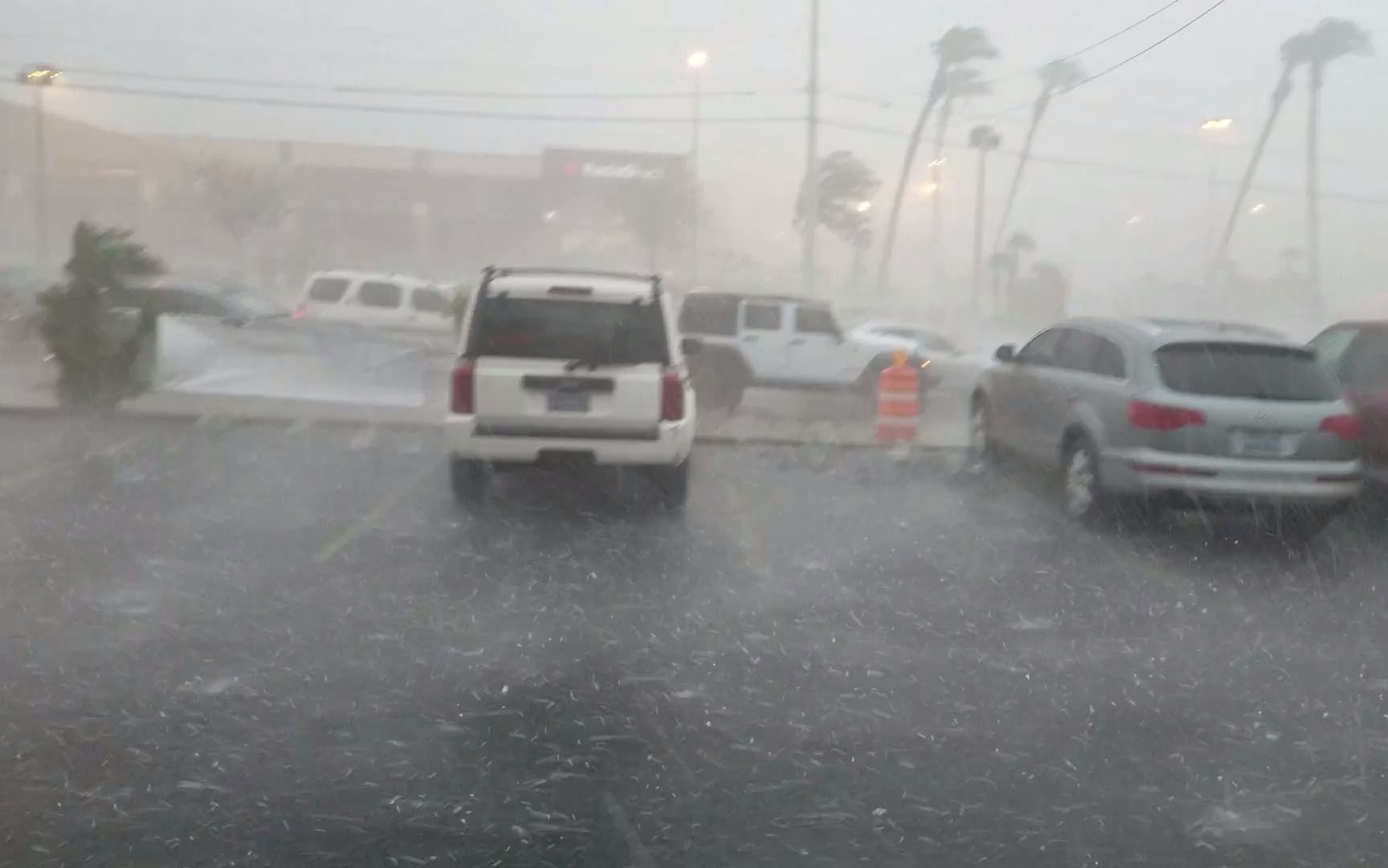 [图]极端天气大雨冰雹