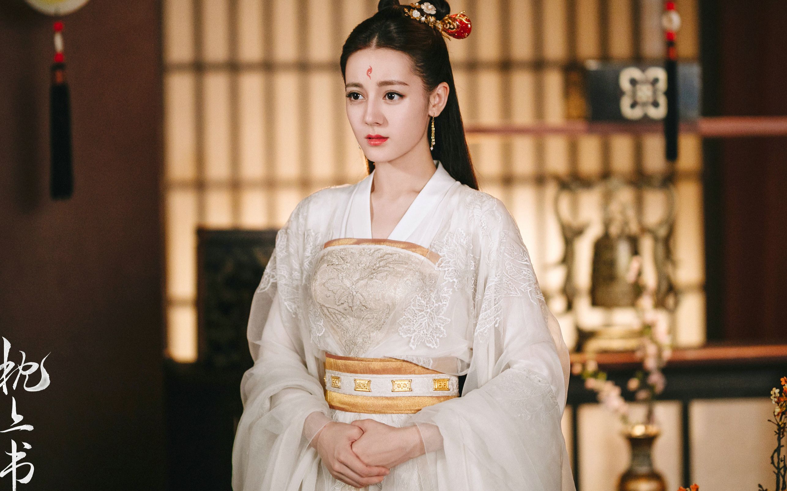 老外看迪丽热巴夏日五连拍天鹅颈直角肩辣妹热巴